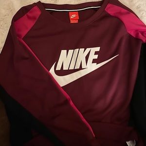 Woman’s Nike Sweater✨